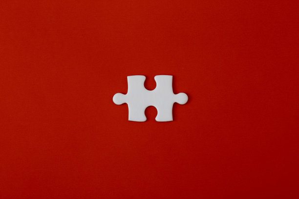 红色背景上的白色空白拼图图片下载