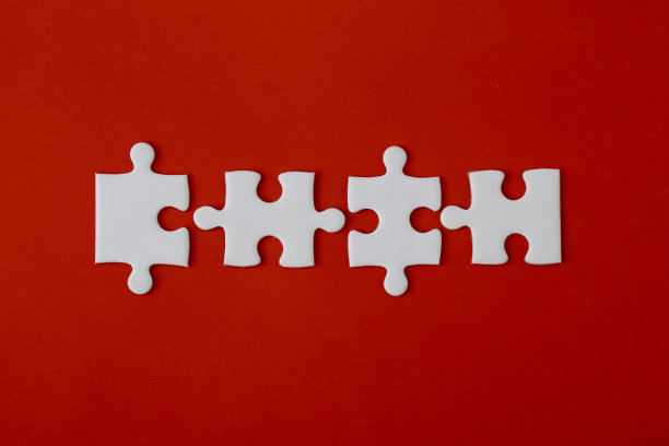 红色背景上的白色空白拼图图片下载