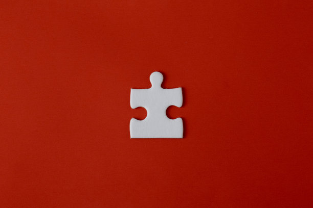 红色背景上的白色空白拼图图片下载