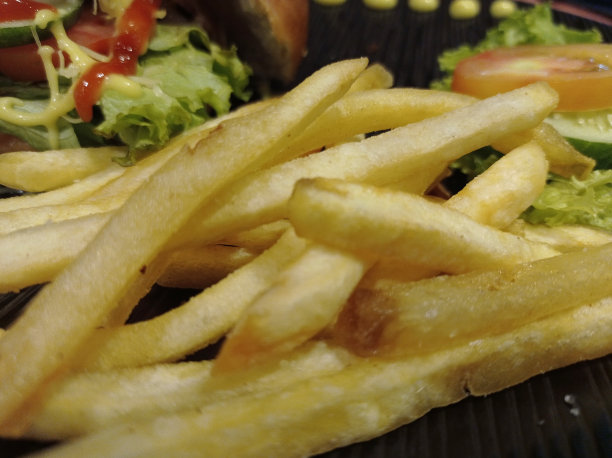 餐厅供应脆皮薯条和沙拉图片下载