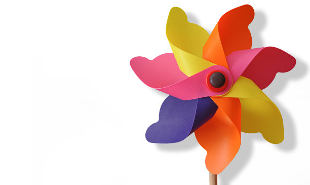 平铺彩虹风车在白色背景，复制空间图片下载