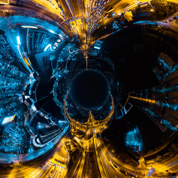 夜间高速公路收费公路上汽车自动支付点的360宽全景图像。图片下载