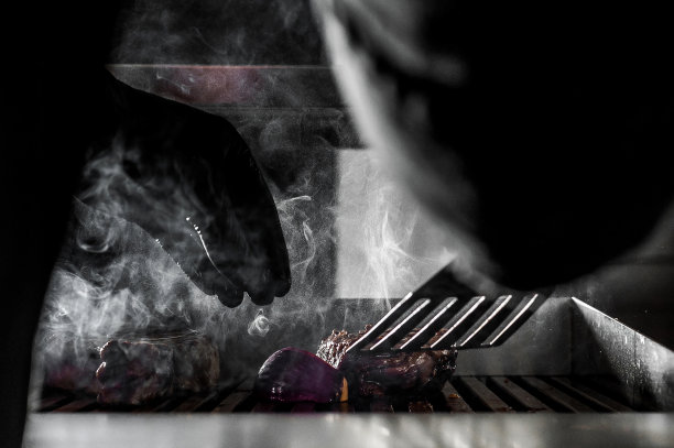 在厨房做美味的食物图片下载