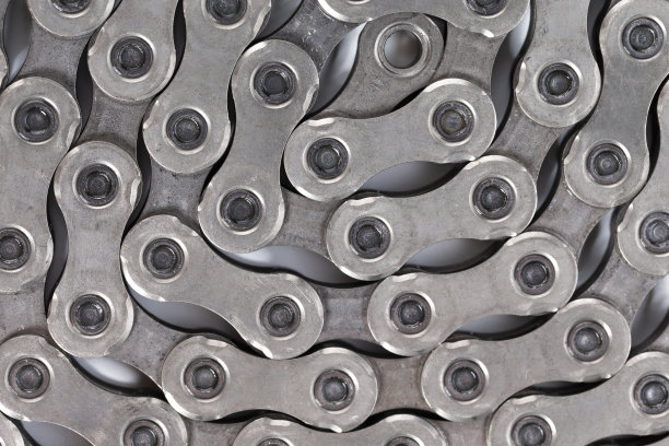 极端特写的新清洁油扭曲圈自行车链图像纹理隔离在白色背景。图片下载