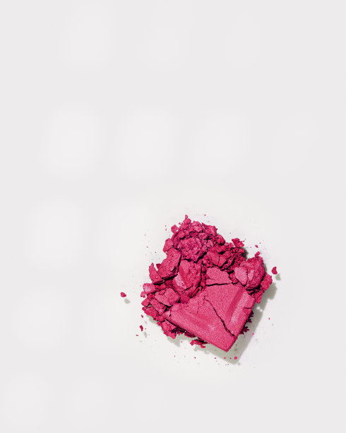 红色眼影彩妆样片，粉饼碎末周围有碎屑。女性化妆品和美容产品，审美最小的照片，化妆品静物垂直图像，破碎的眼罩图片下载