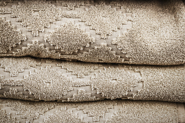 米色长毛绒毛巾与钻石设计折叠和堆叠-特写图片下载