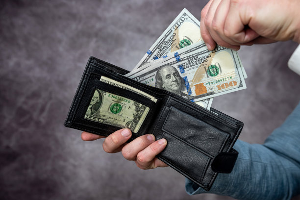 穿西装的人从钱包里拿出钱来行贿图片下载