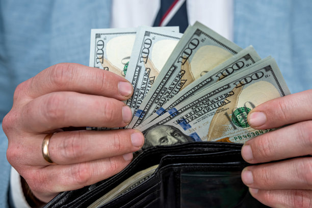 穿西装的人从钱包里拿出钱来行贿图片下载