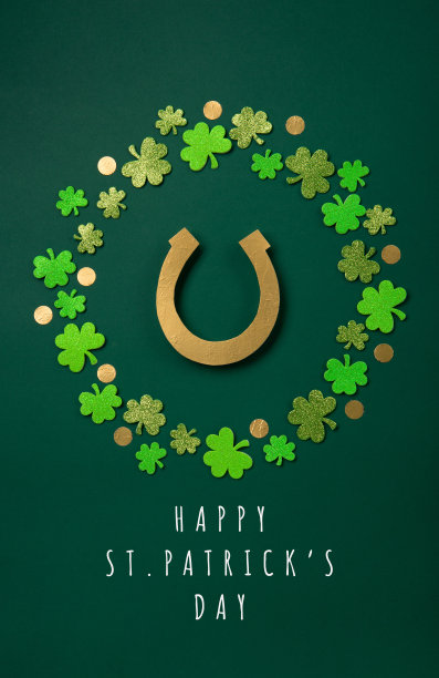 金马蹄铁，金币和三叶草绿背景。图片下载