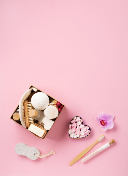 自然环保美容，护肤产品概念。零废物浴室，温泉配件在粉红色的背景。图片下载