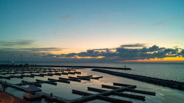安大略湖的宁静景象，太阳从空荡荡的冰冻码头和岩石码头后面升起图片下载