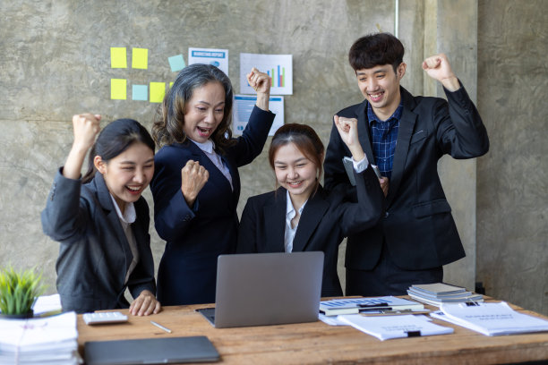 一群对新项目的成功感到兴奋和高兴的商业人士。图片下载