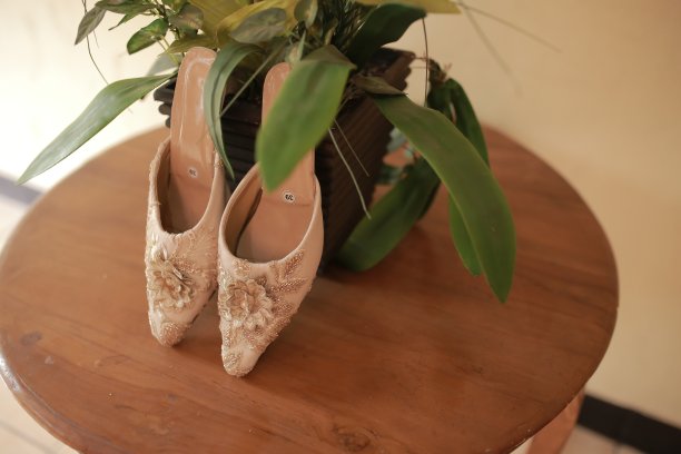 漂亮的婚礼鞋在桌子上面图片下载