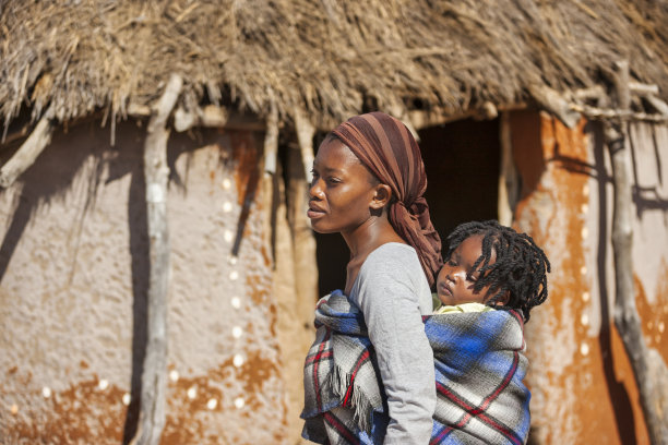 一个非洲乡村的母亲背着她的孩子图片下载