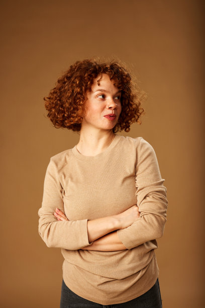 一个可爱的姜黄色女孩卷发的肖像。图片下载