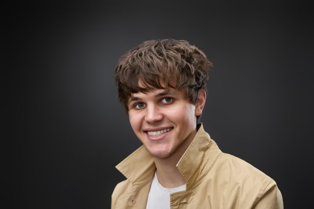 白人男子的肖像与发型在大衣图片下载