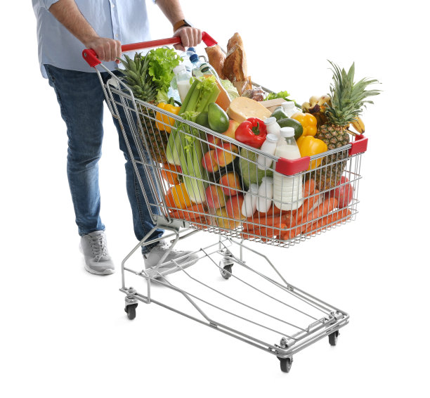 白色背景的男子购物车里装满了杂货，特写图片下载