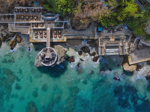 海洋海岸线咖啡馆的鸟瞰图图片下载