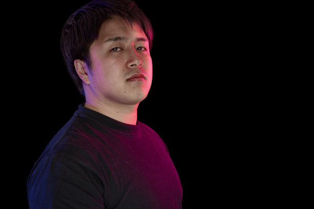 男子肖像与黑色背景图片下载