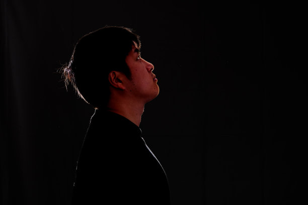 z世代轮廓的背光图片下载