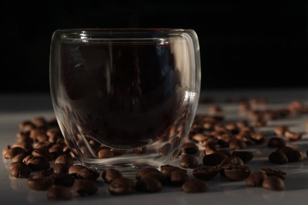 过滤咖啡站在过滤咖啡豆在阳光下拍摄图片下载