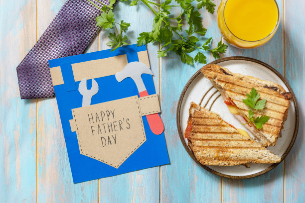 庆祝父亲节。早餐父亲节贺卡和木制桌子上的自制培根三明治。俯视图。图片下载