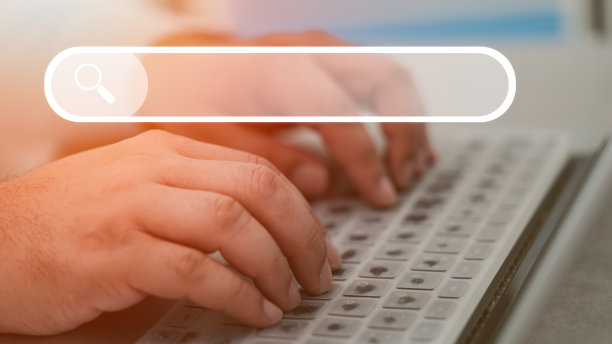 手工作与电脑笔记本电脑在桌上与搜索图标浏览互联网数据信息与空白搜索栏。图片下载