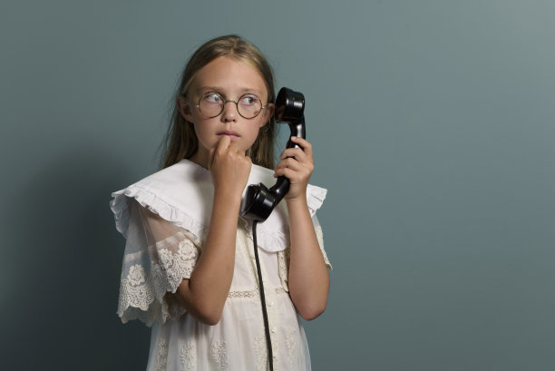 奇怪的电话。一个女孩的肖像听电话。复古的风格。图片下载