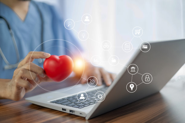 手持红心的医生，手持红心形状的医生用医疗图标网络连接现代虚拟屏幕界面，服务思维和医疗技术网络理念图片下载