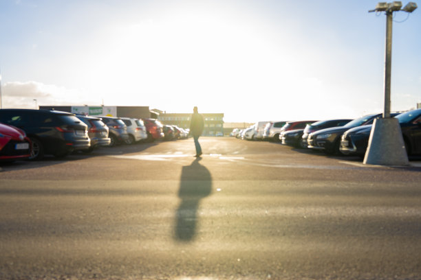 一个人走过停车场的失焦图像。图片下载