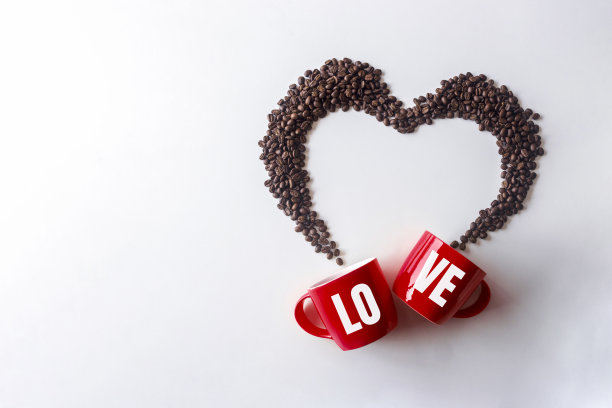 咖啡爱好者。红色杯子和咖啡豆在白色背景上排列成美丽的心形的俯视图。情人节贺卡。前视图。平的。三维演示图片下载