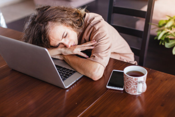 沮丧不安的女性自由职业者刚刚得到了令人不快的坏消息图片下载