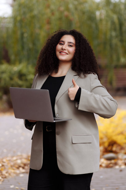 一个拿着笔记本电脑的女商人图片下载