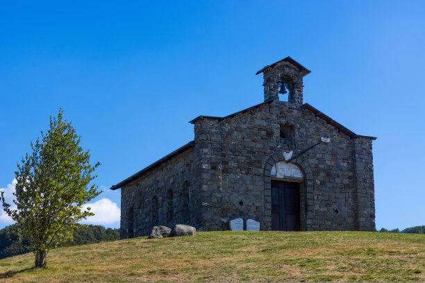 意大利帕尔马，奥萨罗圣母教堂周围的山丘图片下载