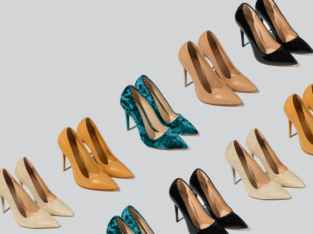 优雅的女士鞋的模式设置在等距。现代高跟鞋女子鞋在灰色的背景。当代时尚概念。副本的空间。图片下载