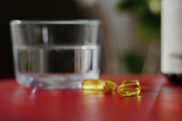 桌子上的药丸特写镜头图片下载