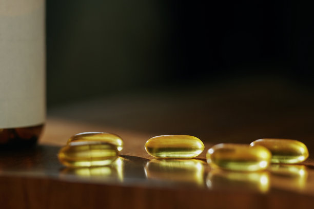 桌子上胶囊的特写镜头图片下载