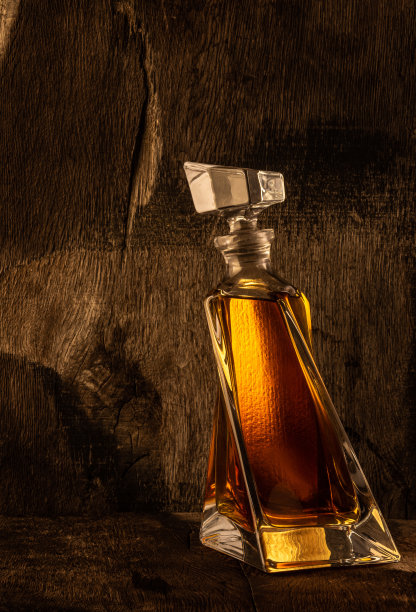 黄金酒精饮料在玻璃瓶和玻璃瓶图片下载