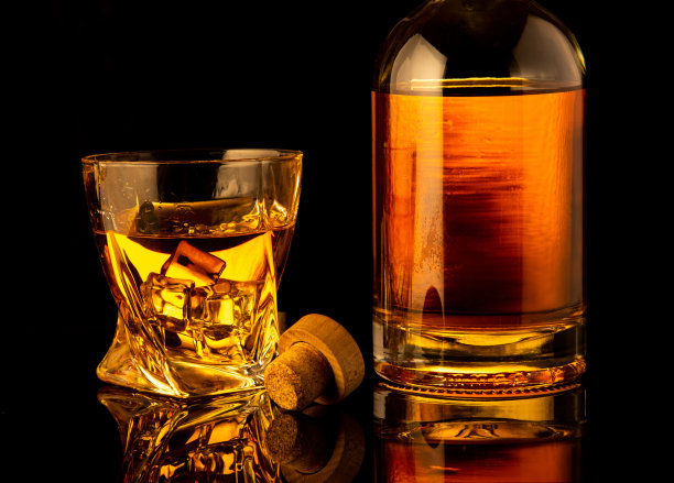 黄金酒精饮料在玻璃瓶和玻璃瓶图片下载