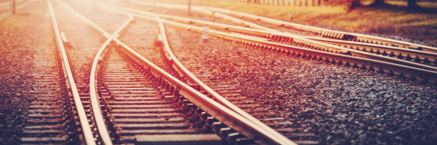 夏日夕阳下横贯铁路的全景。图片下载