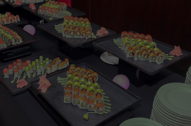 黑色背景的寿司卷。寿司菜单。日本食品图片下载