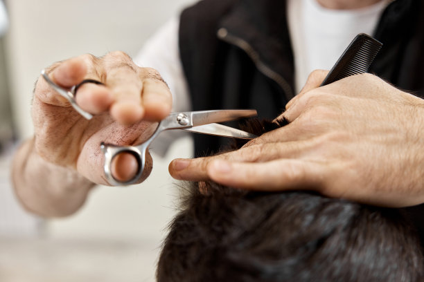 专业美发师为白人大胡子男士理发图片下载