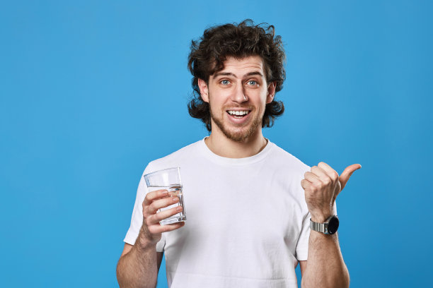 男人拿着水杯指着旁边图片下载