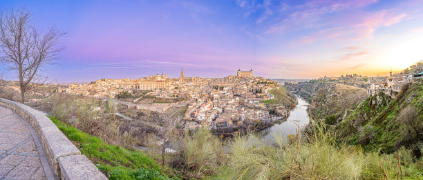 托莱多市日出时的全景图片下载