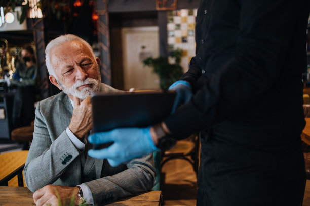 餐馆里的高级商人图片下载