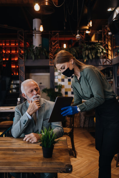 餐馆里的高级商人图片下载