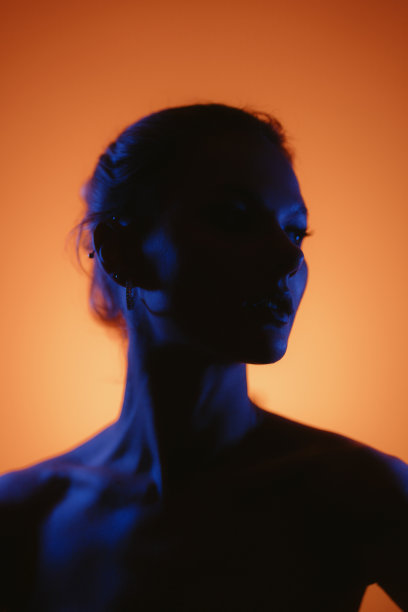 创意彩灯在女性身上发挥图片下载