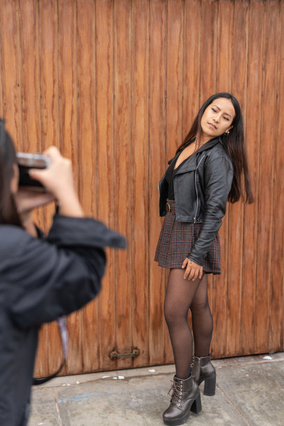 性感的女人在街上拍摄照片图片下载