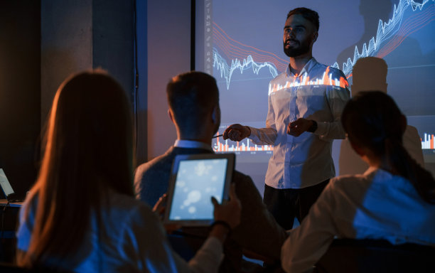 经纪人正在展示项目计划。男领导在证券交易公司办公室与员工谈话图片下载
