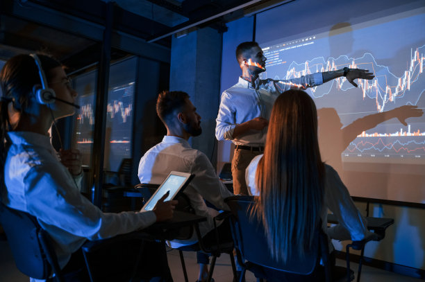 公司发展计划。证券交易公司办公室里，男领导通过投影仪向员工展示信息图片下载